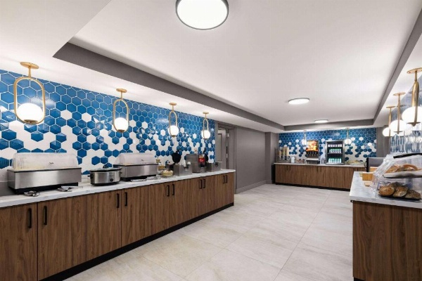 La Quinta Inn & Suites by Wyndham Knoxville Central Papermill image 10