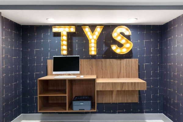 La Quinta Inn & Suites by Wyndham Knoxville Central Papermill image 12