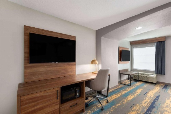 La Quinta Inn & Suites by Wyndham Knoxville Central Papermill image 15