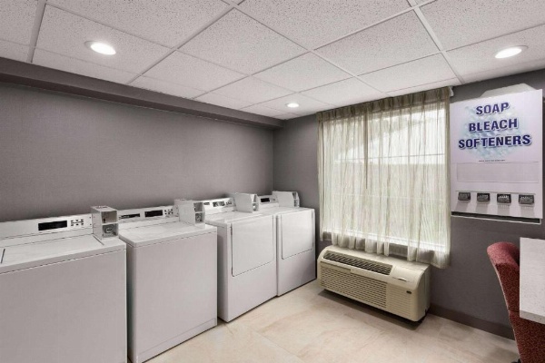 La Quinta Inn & Suites by Wyndham Knoxville Central Papermill image 22