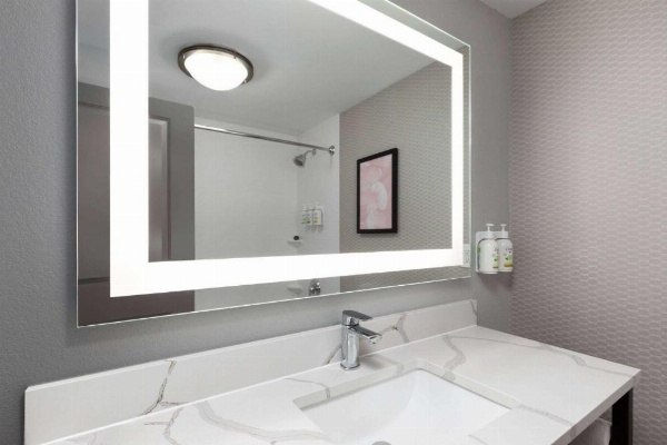 La Quinta Inn & Suites by Wyndham Knoxville Central Papermill image 28