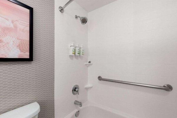 La Quinta Inn & Suites by Wyndham Knoxville Central Papermill image 29