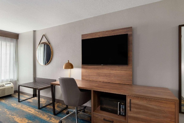 La Quinta Inn & Suites by Wyndham Knoxville Central Papermill Main image