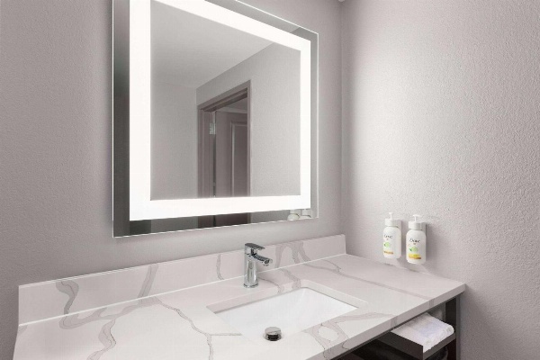 La Quinta Inn & Suites by Wyndham Knoxville Central Papermill image 5