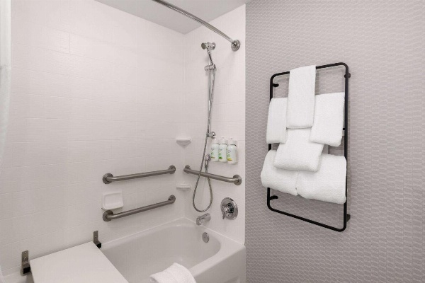 La Quinta Inn & Suites by Wyndham Knoxville Central Papermill image 6