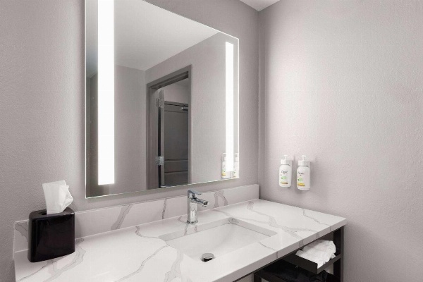 La Quinta Inn & Suites by Wyndham Knoxville Central Papermill image 7