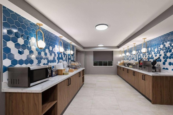 La Quinta Inn & Suites by Wyndham Knoxville Central Papermill image 9